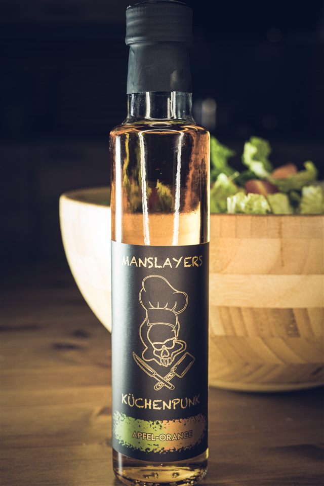 Manslayers Küchenpunk Apfel-Orange — helle Flasche vor einer Salatschüssel